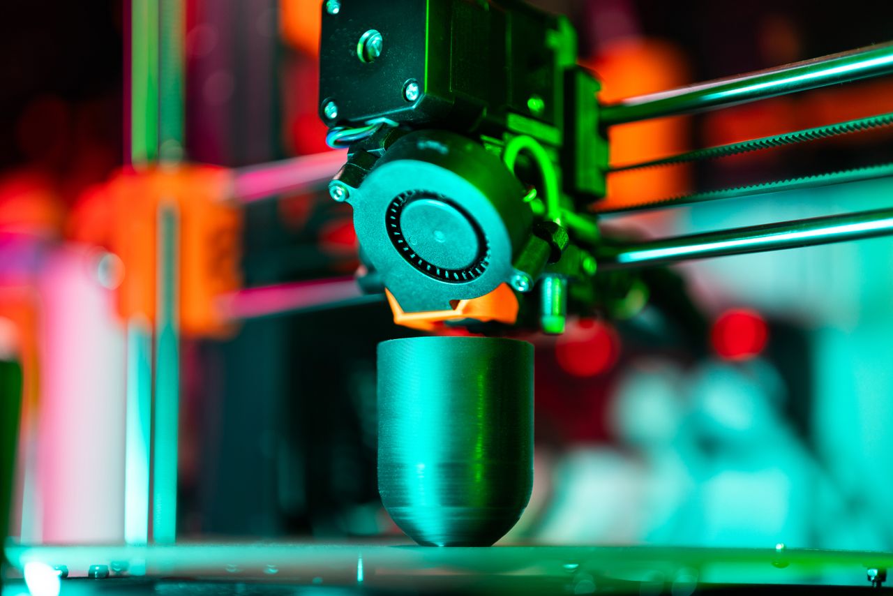 3D-Drucker Nahaufnahme beim Drucken - KonzeptDruck Köln